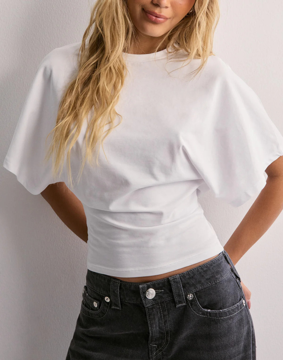 WHITE SLEEVE TEE