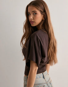 WHITE SLEEVE TEE